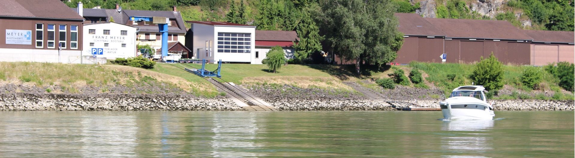Auf der Donau unterwegs Betrieb Donauansicht Header
