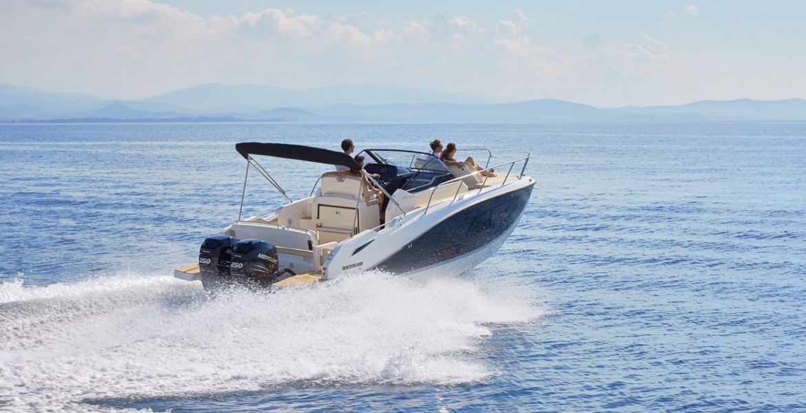 Quicksilver Activ 875 Sundeck