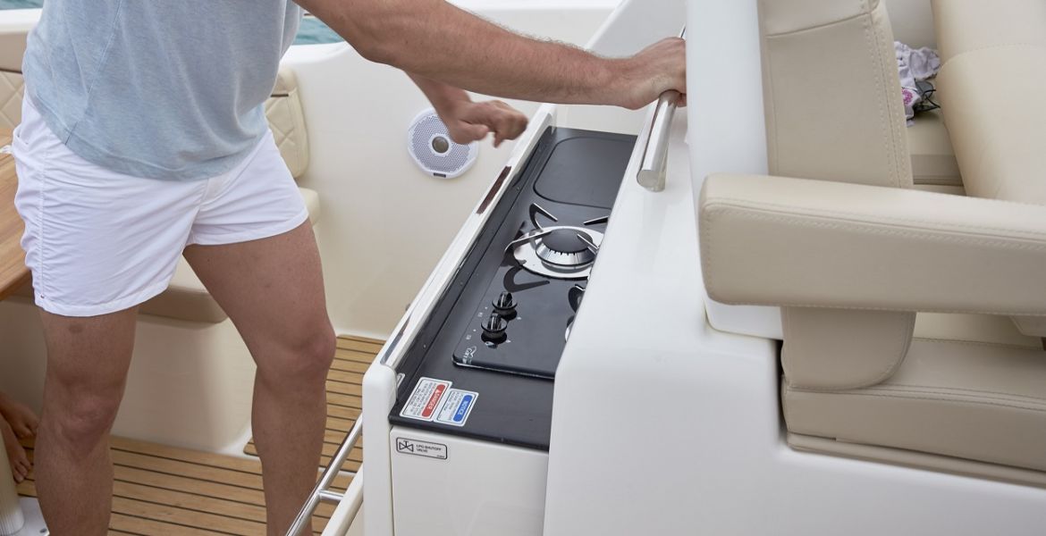 Quicksilver Activ 875 Sundeck