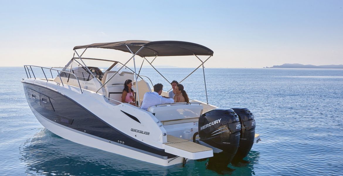 Quicksilver Activ 875 Sundeck